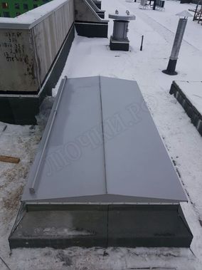 Люк для выхода на крышу 850*1500, поручень справа (габарит 1100*1750) Люк для выхода на крышу 850*1500, поручень справа (габарит 1100*1750)